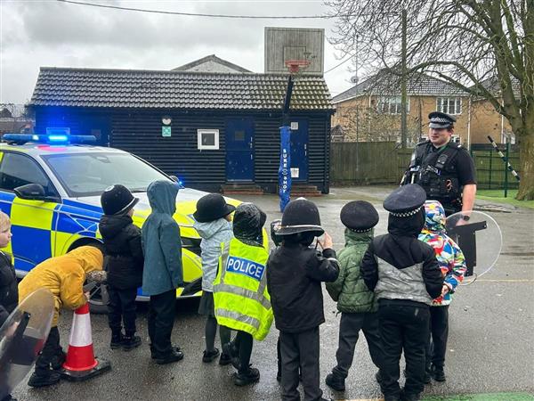 PC talking to young students at Ashbeach Primary School