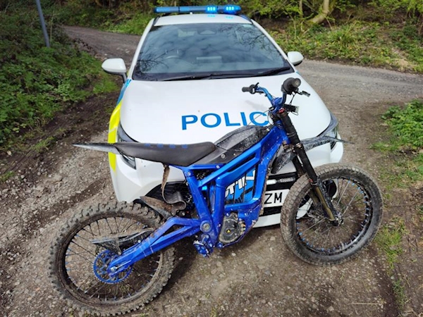 A motorcycle parked in front of a police car

AI-generated content may be incorrect.