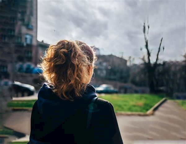 A person looking at something

AI-generated content may be incorrect.