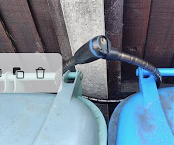 A hose connected to a blue bucket

AI-generated content may be incorrect.