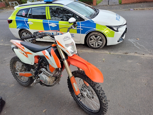 A motorcycle parked in front of a police car

AI-generated content may be incorrect.