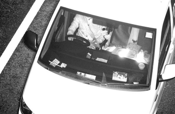 A car with a windshield

AI-generated content may be incorrect.