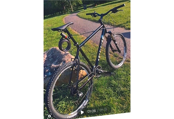 Black GIANT Mountain Bike