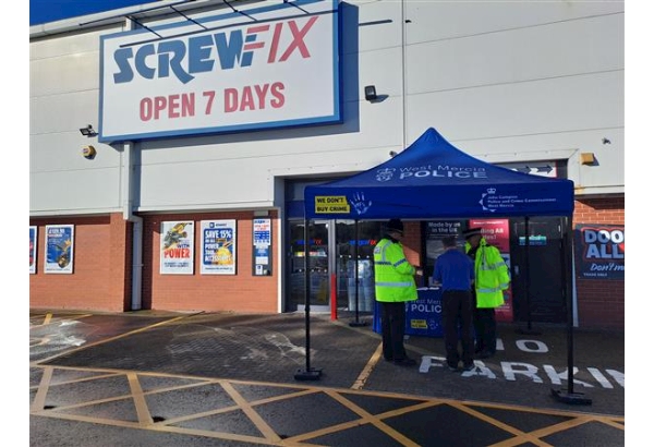 A picture of police officers providing crime prevention advice.