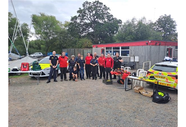 Emergency Servers workers and volunteers, working in partnership .